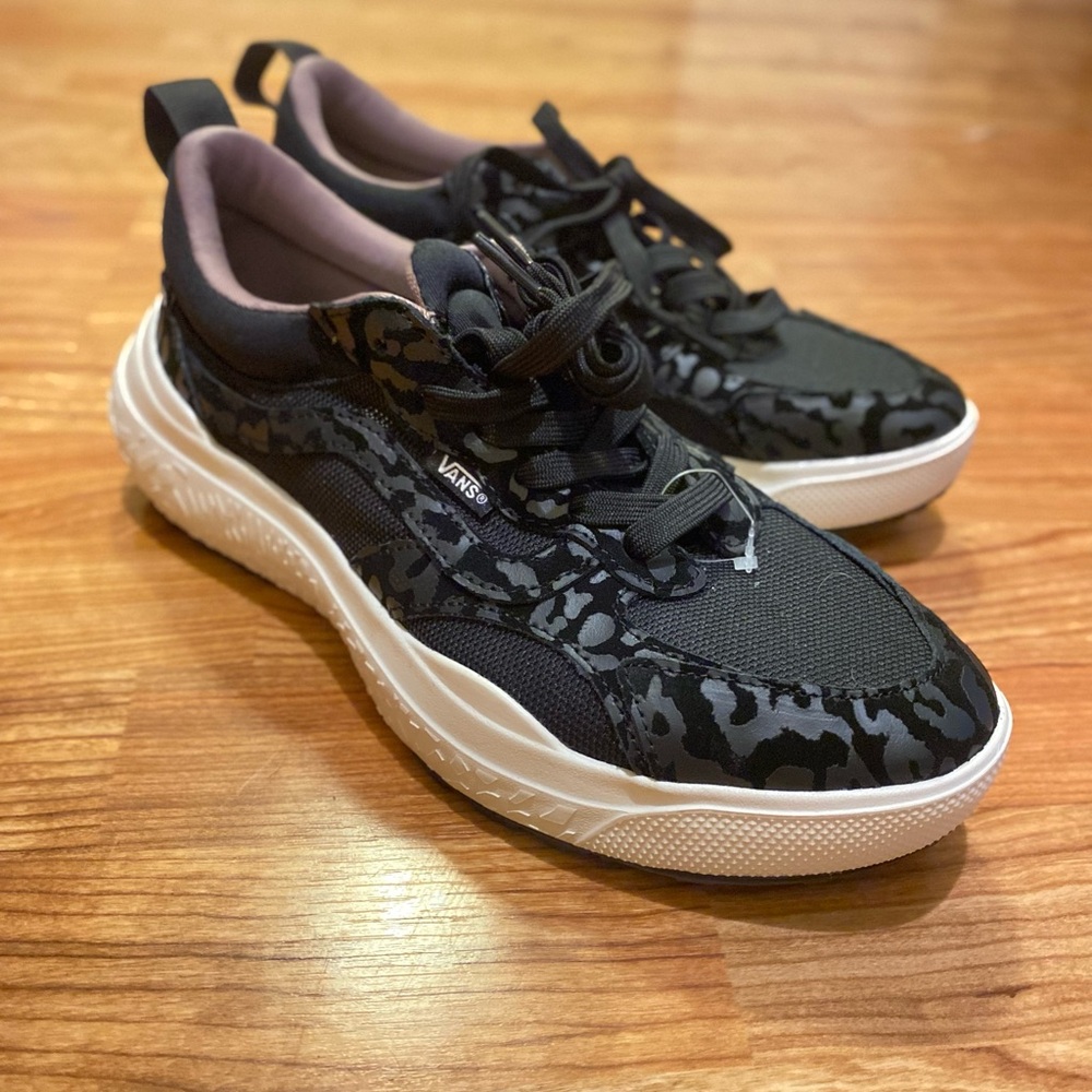 Womans Vans MTE UltraRange Neo VR3 Shoe, Size 10.5, Brand New.